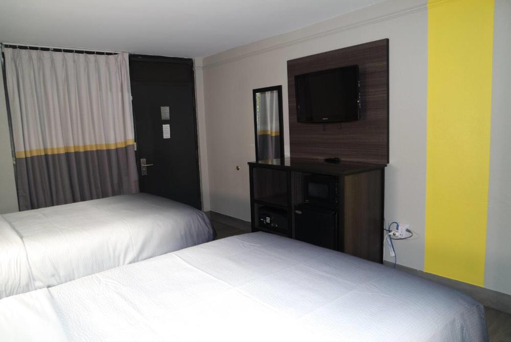 Queen Room with Two Queen Beds - Non-Smoking interior