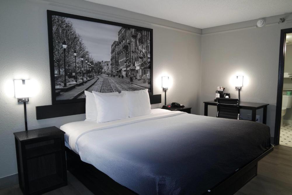 King Room - Non-Smoking interior